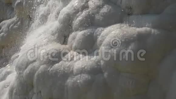 清澈的水流从石灰石大理石山的白山流下来视频的预览图