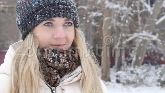 在雪的冬天空气亲吻视频的预览图