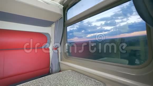 空舱有一个大窗户在客运列车上夏季旅行概念视频的预览图