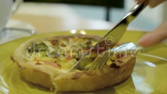 叉刀切片健康蔬菜饼视频的预览图