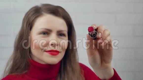 情人节快乐女孩用口红把心涂在玻璃上视频的预览图
