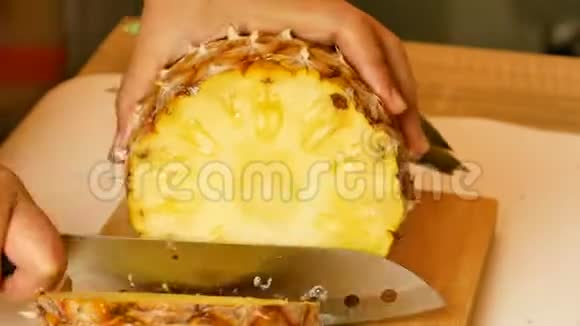女人的手在用刀子切菠萝视频的预览图