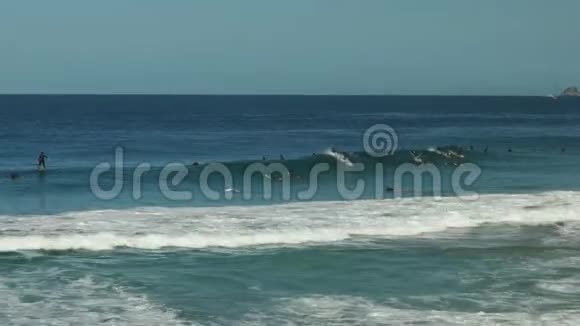 里约热内卢伊帕内马海滩冲浪者视频的预览图