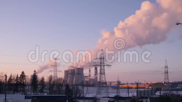 从火力发电厂烟囱4K慢潮中升起的烟雾污染视频的预览图