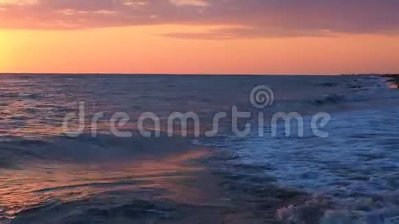 美丽的红日落在海滩上的全景在粉红的云景海景中闪耀着惊人的色彩光束视频的预览图