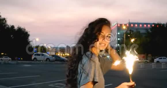 夜街上带着金色火花的少女视频的预览图