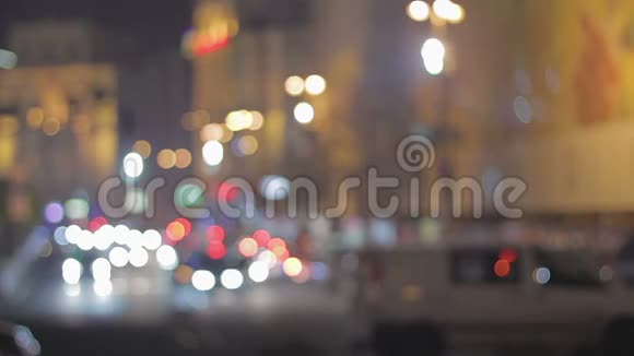 夜晚的城市灯光放松的气氛街道和商店橱窗的交通视频的预览图