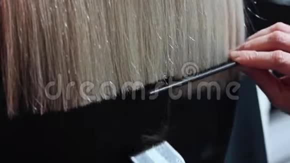 用剪发机剪发理发师做剪发特写在家切割视频的预览图