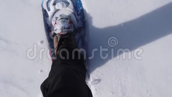 希克尔的观点在有新鲜雪的山路上缓慢移动的雪鞋视频的预览图