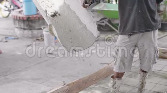 无名氏工人正在浇筑混凝土进行根部作业视频的预览图