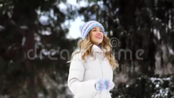 冬季森林或公园里的快乐女人视频的预览图