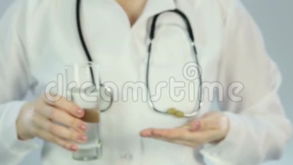 医务人员向病人分发药片和一杯水以杀死头痛视频的预览图