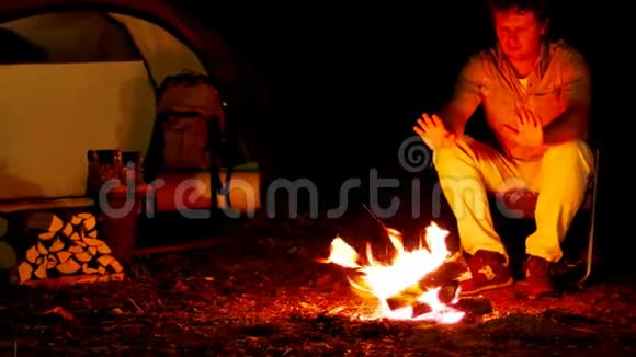 一个人在户外篝火旁取暖视频的预览图