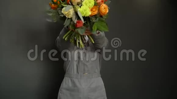 一个女人手里拿着一束漂亮的花视频的预览图