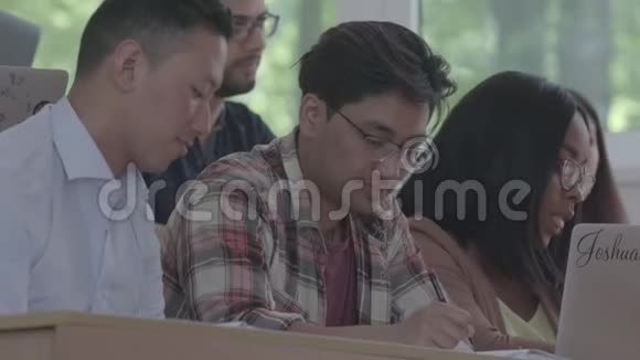 在大学学习的男孩和女孩坐在梯级课桌上视频的预览图