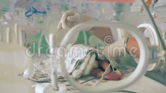 一个护士照顾一个新生婴儿关门视频的预览图