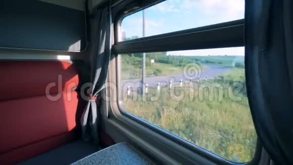 有车厢车厢的火车关门夏季旅行概念视频的预览图