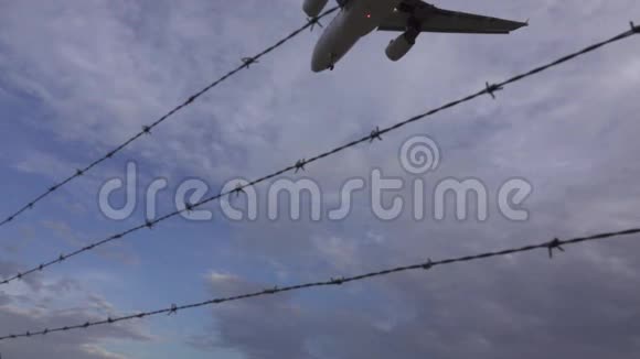 喷气式飞机在栏杆后面缓慢降落视频的预览图
