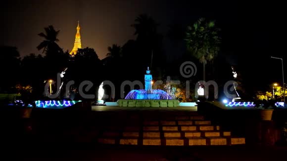 缅甸仰光Shwedagon傍晚公园的喷泉视频的预览图