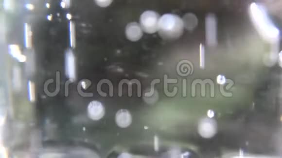 自然界中的气泡柔和模糊的背景视频的预览图