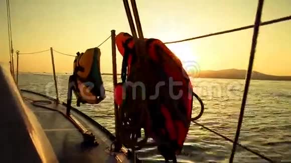 游艇板上的日落视频的预览图