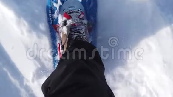 希克尔的观点在有新鲜雪的山路上缓慢移动的雪鞋视频的预览图