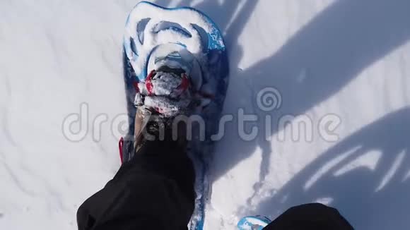 希克尔的观点在有新鲜雪的山路上缓慢移动的雪鞋视频的预览图