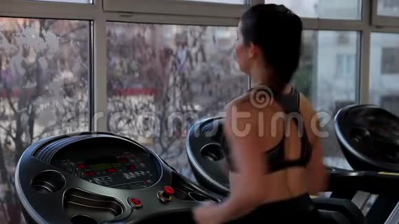 性感的黑发女人在跑步机上跑得很快努力工作健康和健康视频的预览图