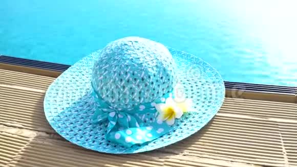 周末快乐背景设计泳池边带蓝色水的帽子视频的预览图