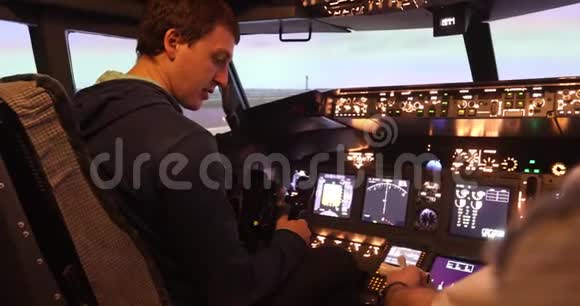 飞行员飞行模拟器飞行员训练视频的预览图