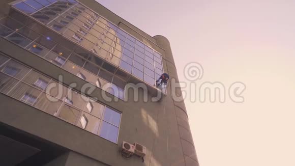 窗户冲洗摩天大楼登山者视频的预览图