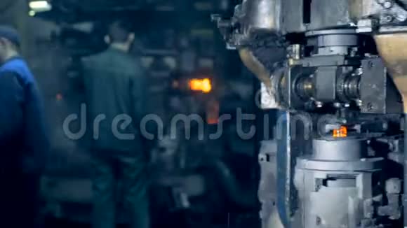 玻璃成型机的工厂工人及其工作过程控制视频的预览图