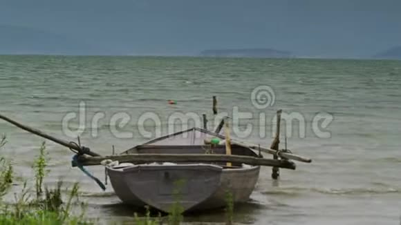 一个湖和它的绿色海湾的录像盘视频的预览图