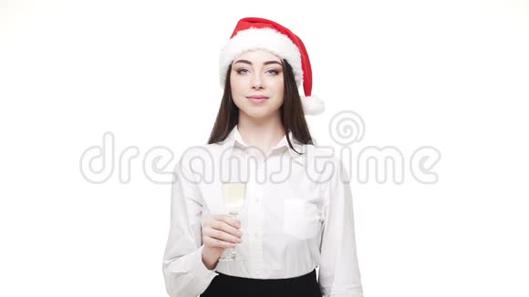 女商人拿着一杯香槟举杯庆祝圣诞节视频的预览图