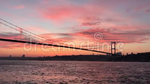 七月十五日烈士桥博斯普鲁斯大桥日落视频的预览图