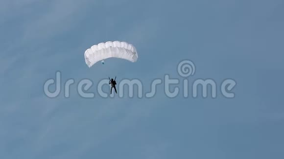 一个人降落伞降落在地上降落伞飞行视频的预览图