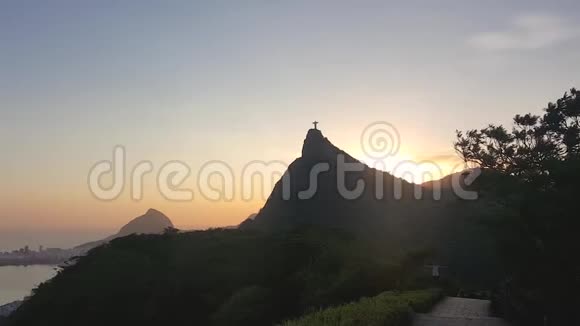 日落于里约热内卢的群山视频的预览图