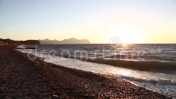 海水在黎明时用小石头溅在岸边时间跨度视频的预览图