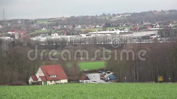 秋天乡村的山景十字路口红绿灯雨天德国视频的预览图