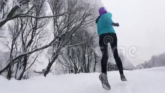 一个孤独的女孩在冬季公园慢跑视频的预览图