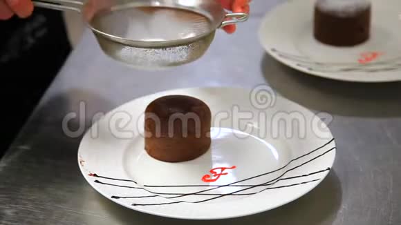 带冰淇淋的小门托纸杯蛋糕加热巧克力加冰糖加冰淇淋巧克力松饼视频的预览图