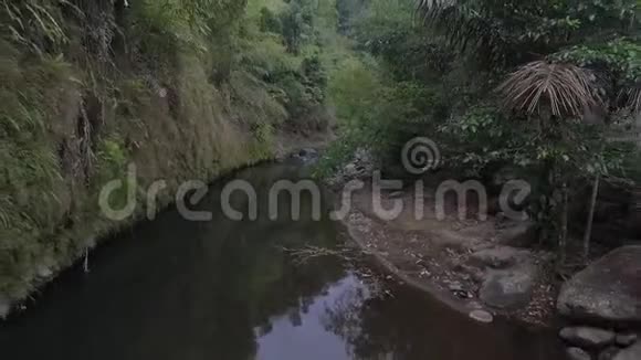 空中河流和清澈的水视频的预览图