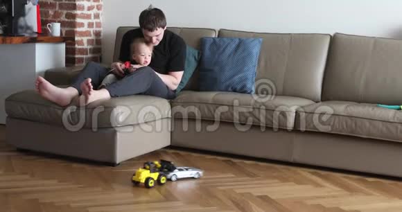 父亲和儿子玩无线电控制玩具车视频的预览图