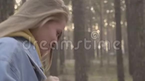 在森林里散步的年轻女子的肖像视频的预览图