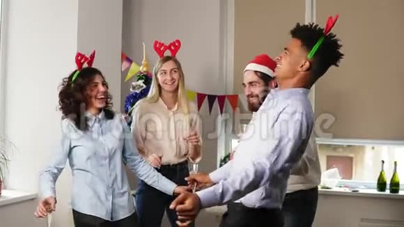 在办公室的企业新年聚会上玩得开心多种族的快乐上班族在视频的预览图