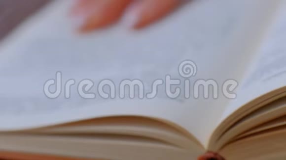 用双手翻翻书页的特写打开书页慢动作视频的预览图