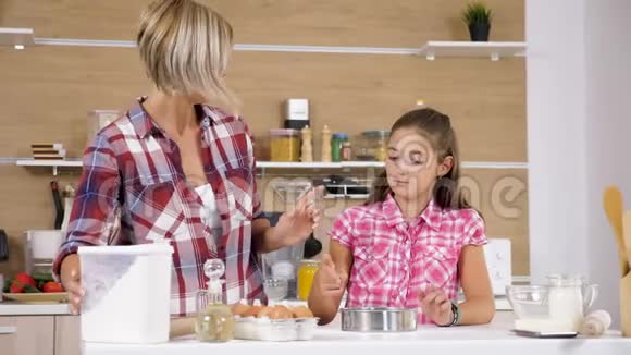 小女儿在厨房用筛子筛面粉视频的预览图