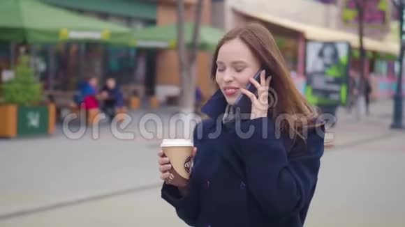 吸引人的深色商务女性使用智能手机在城市年轻漂亮的商务女性打电话聊天视频的预览图