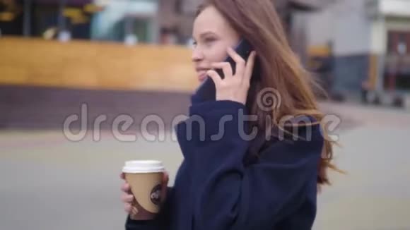 吸引人的深色商务女性使用智能手机在城市年轻漂亮的商务女性打电话聊天视频的预览图