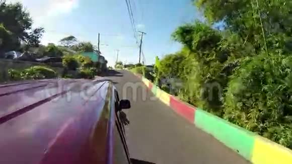 乘车穿越加勒比岛视频的预览图